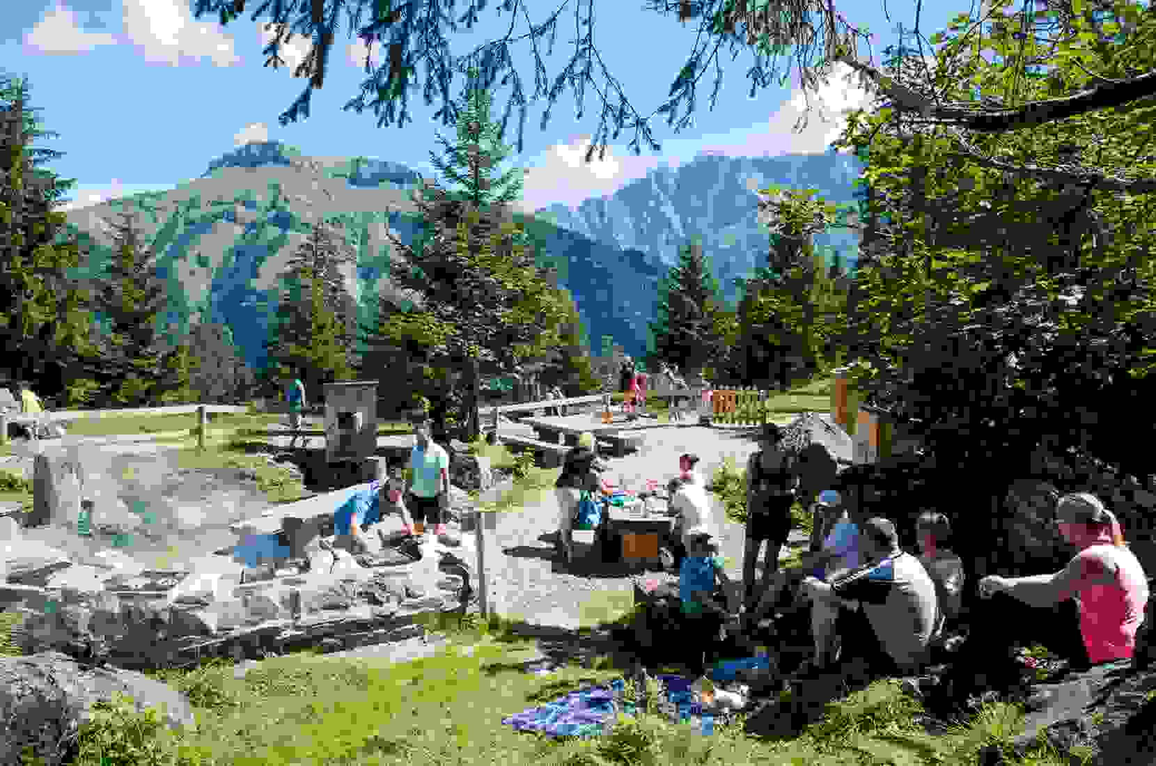 Excursion en famille au restaurant d'altitude Ämpächli. Le restaurant d'altitudegn est un véritable paradis pour les enfants - y compris une aire de jeux intérieure, un zoo où l'on peut caresser les animaux et une mine d'or.