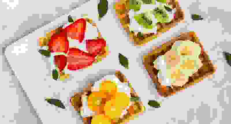 Waffeln schmecken frisch am besten. Wenn nicht alle Waffeln auf einmal aufgegessen werden, die überschüssigen Waffeln einzeln verpackt einfrieren. Die gefrorenen Waffeln bei Bedarf aus dem Gefrierfach holen, auftauen und kurz im Toaster, der Bratpfanne oder im Backofen aufbacken.