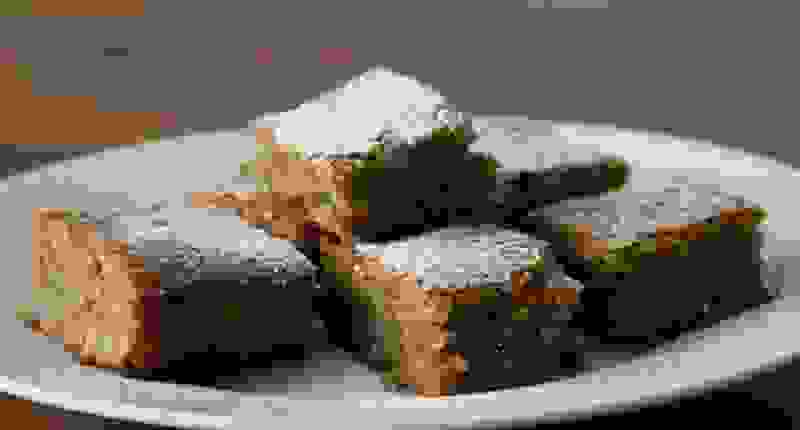 Quoi de mieux pour les mornes journées d'automne qu'une assiette de cubes de marrons sucrés et juteux, finement saupoudrés de sucre glace.